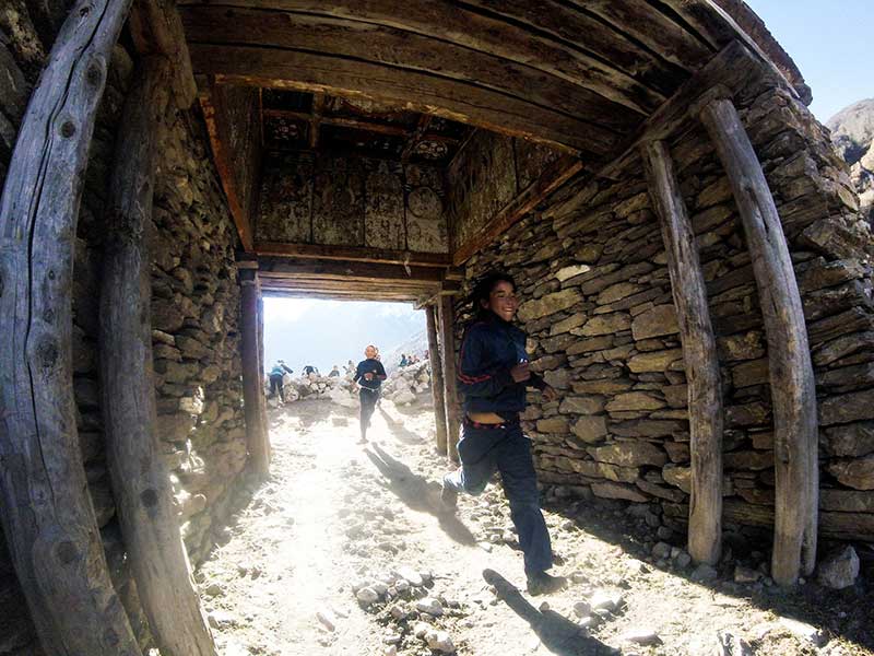 2 Sama village school kids sprinting under the finish stupa